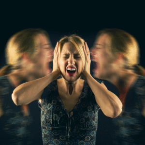 Mulher com as mãos elevadas a cabeça, apresentando pensamentos delirantes.(Imagem: Canva).