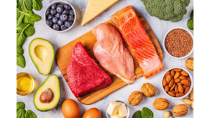 Dieta cetogênica composta por alimentos ricos em gorduras saudáveis como salmão azeite e amêndoas. (Imagem: Canva).