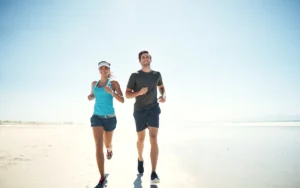 Atividade física: forte aliada na promoção do bem-estar do corpo e da mente. (Imagem: Canva)