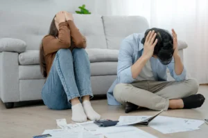 Casal com estresse financeiro devido a dívidas.
