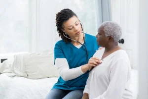 Médica realizando teste para verificação de um dos possíveis sintomas da bronquite.