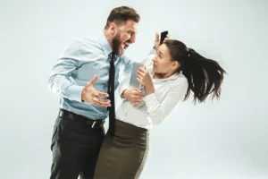 Chefe manifestando ataques de raiva excessiva frente sua assistente.