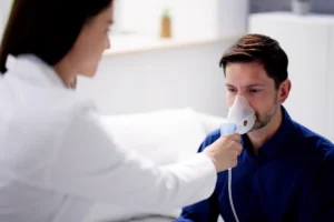 Asma brônquica causa desconforto respiratório.