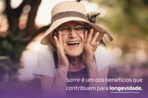 Idosa demonstrando sua alegria e bom humor como elementos importantes para longevidade.