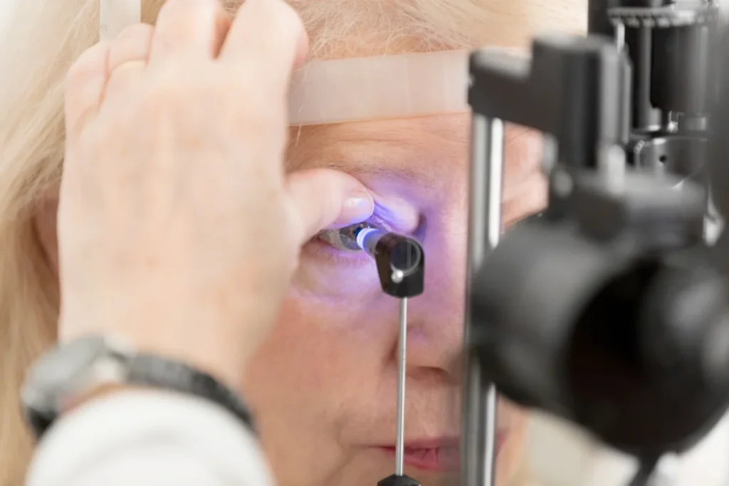 Idosa realizando testes oftalmológico para identificar e controlar o Glaucoma.