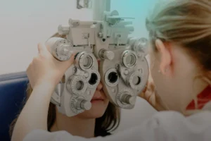 Médica oftalmologista realizando teste de visão do paciente com alguns sintomas de miopia.