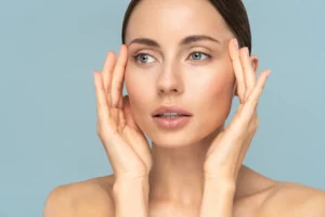Mulher mantendo a pele tratada com a rotina de skincare. (Imagem: Canva)