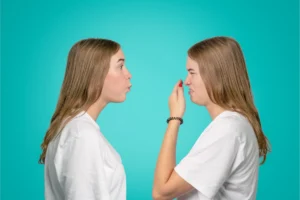 O mau hálito causa impacto nas relações interpessoais.