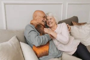 Casal de idosos demonstrando reciprocidade afetiva.