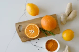 Limão, gengibre, cúrcuma são ingredientes com propriedades que ajudam perder barriga.