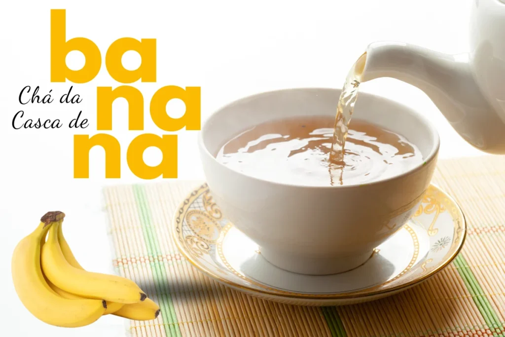 Uma xícara com chá da casca de banana.