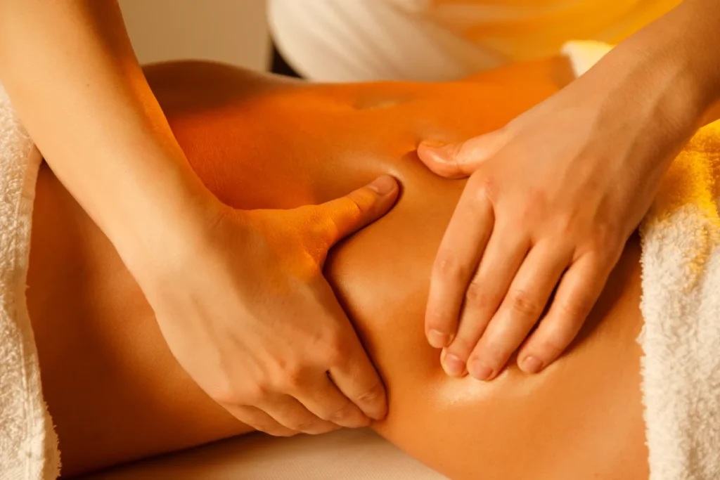 A massagem relaxante contribui para o estímulo da drenagem linfática. 