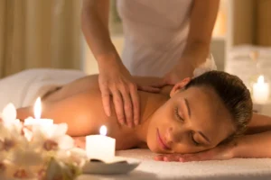 Mulher desfrutando de massagem relaxante em SPA.