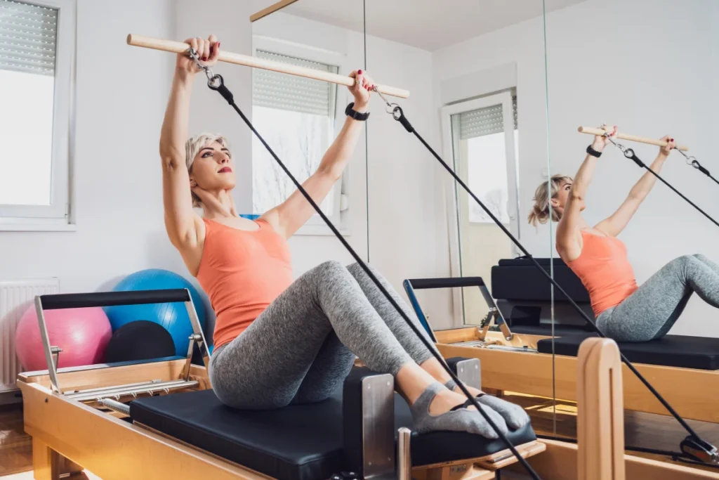 Mulher fazendo Pilates.