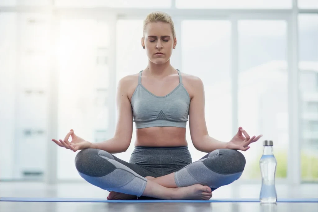 Mulher praticando meditação para elevar a sua força mental. 