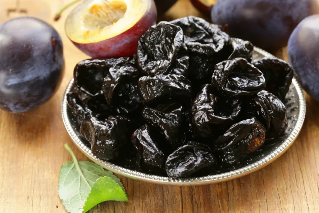Ameixas são frutas ricas em fibras, vitaminas e minerais.