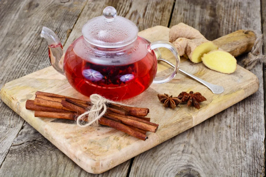 Chá de hibisco com canela e gengibre.