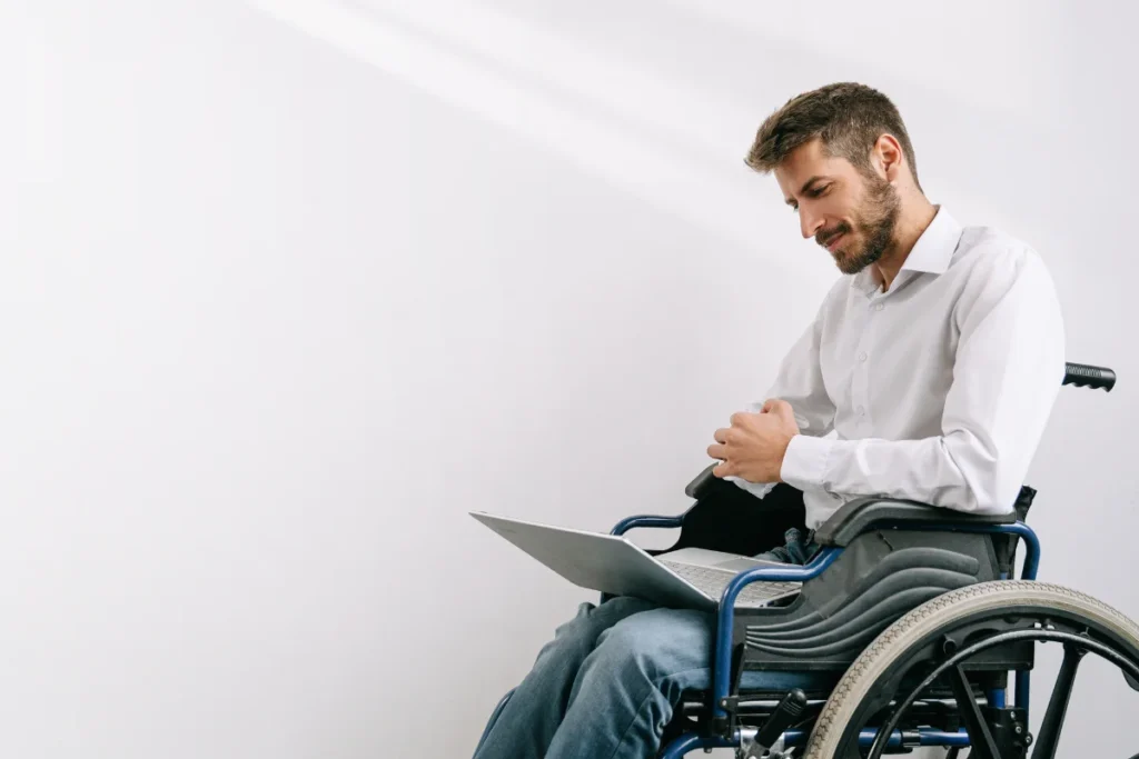 Homem jovem portador da doença esclerose múltipla.