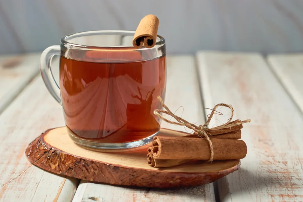 Uma xícara de chá de canela com pau de canela.