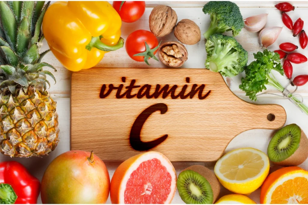 A vitamina C também pode ser encontrada em frutas cítricas e legumes.
