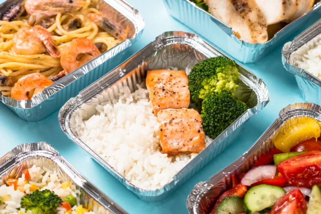 Cardápios de marmitas fitness sobre a mesa.