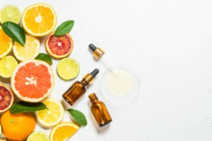 Frascos de vitamina C e frutas cítricas.