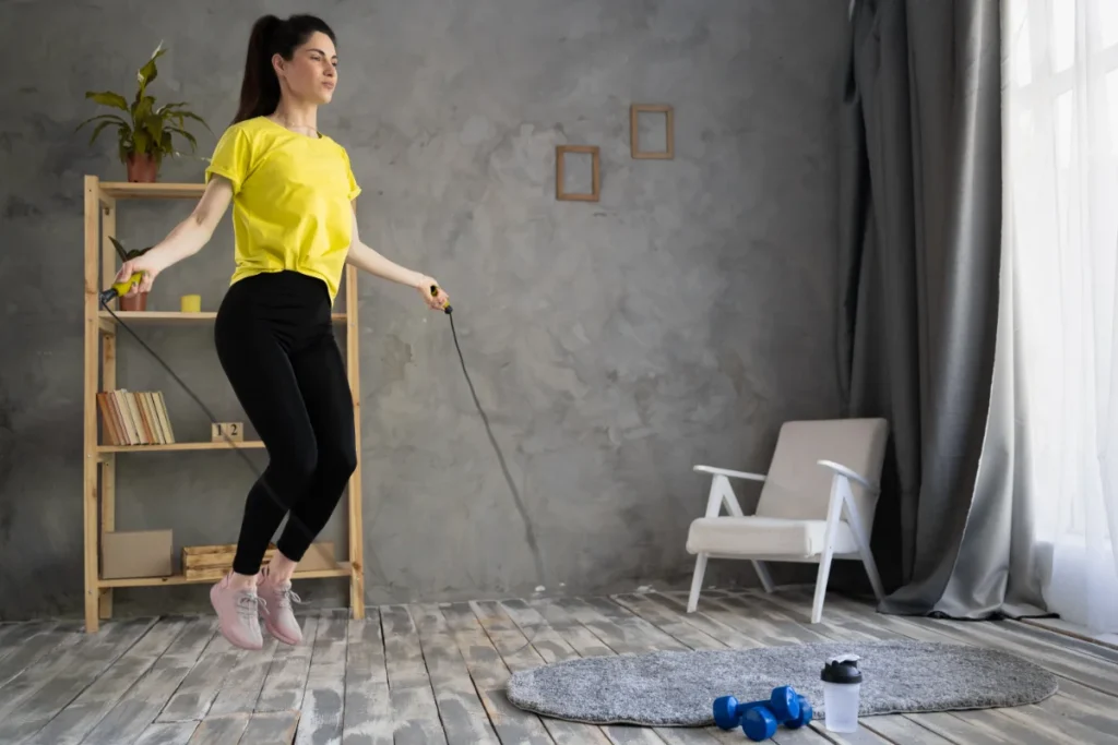 Mulher exercitando em casa com o treino de pular corda.