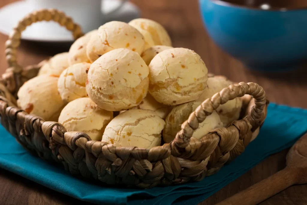 O pão de queijo é um lanche típico da culinária mineira.