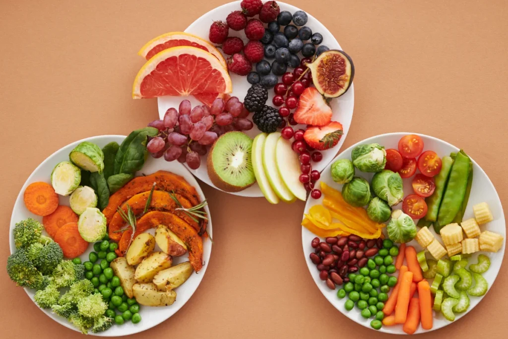 A reeducação alimentar inclui pratos diversos com frutas, legumes e vegetais.