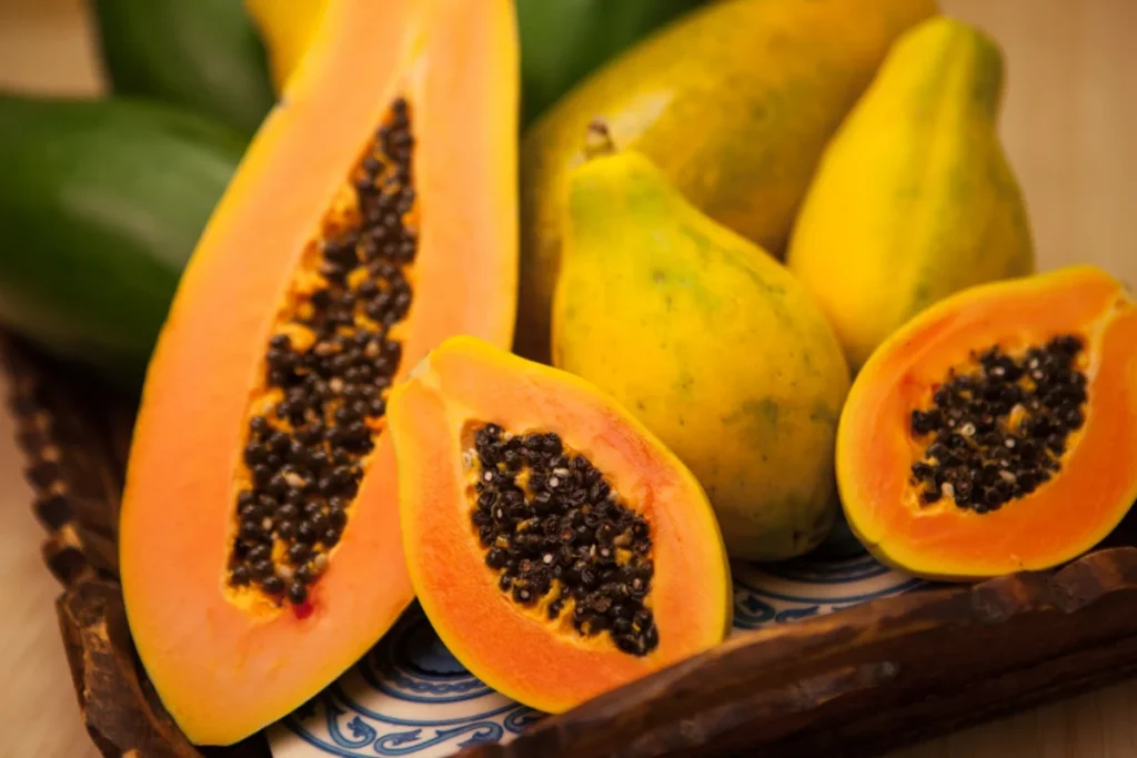 Mamão é uma fruta versátil e nutritiva.