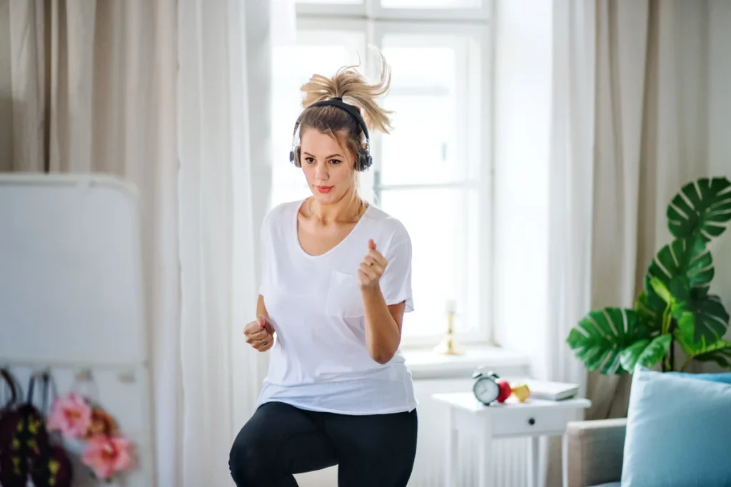 Mulher realizando treino cardio em casa.