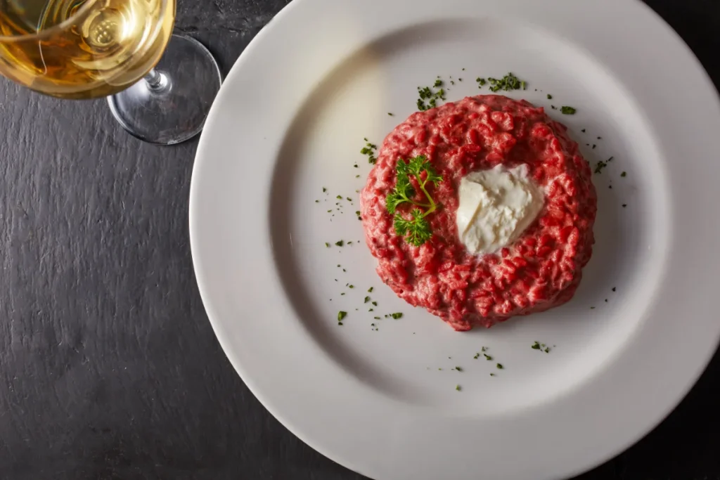 Risoto de beterraba com creme de queijo de cabra é uma opção de jantar.