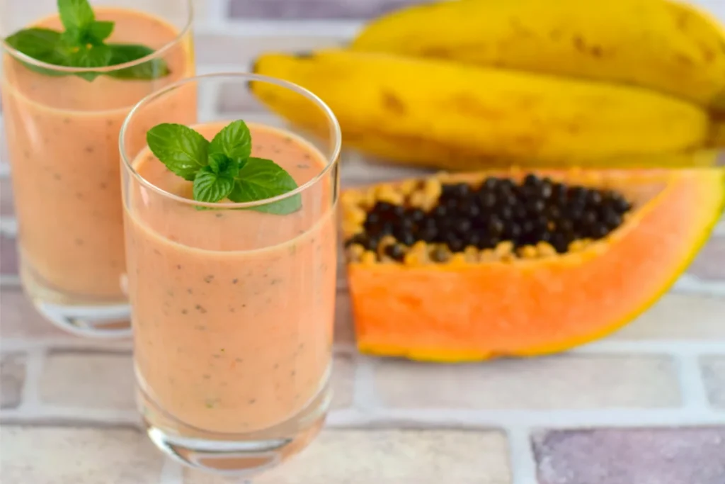 Smoothie de mamão com banana.