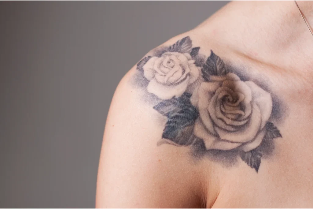 Tatuagem de rosas no ombro de mulher.
