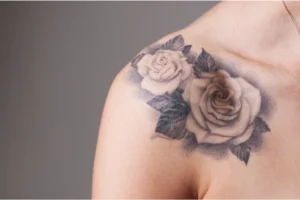 Tatuagem de rosas no ombro de mulher.