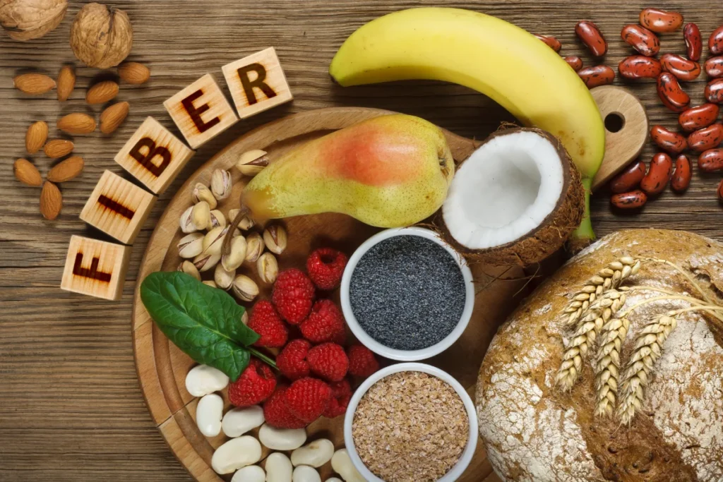 As fibras são encontradas em frutas, vegetais e grãos integrais.