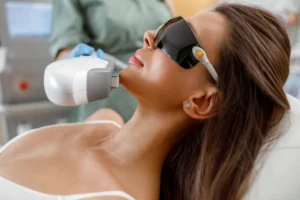 Mulher realizando tratamento facial com luz pulsada.