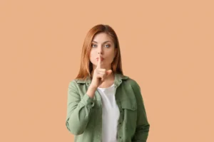 Mulher sinalizando o poder do silêncio.
