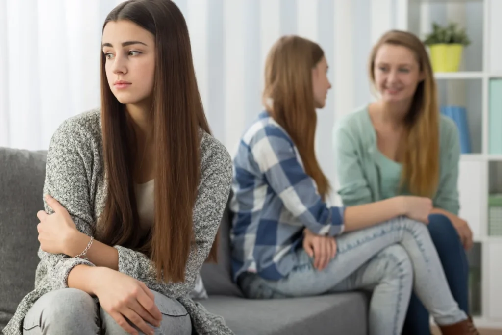 Jovem enfrentando rejeição por parte das amigas.