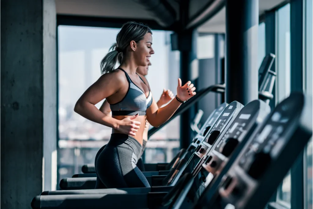 Mulher fazendo cardio na esteira da academia.