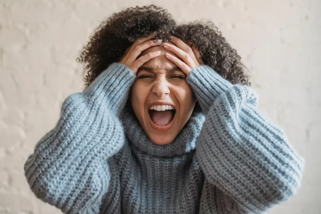 Mulher jovem manifestando comportamento de irritação.