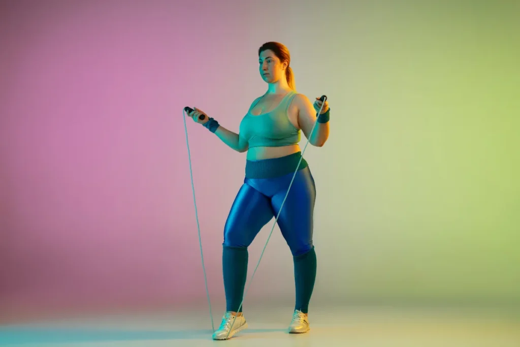 Mulher praticando exercício para queima de gordura.