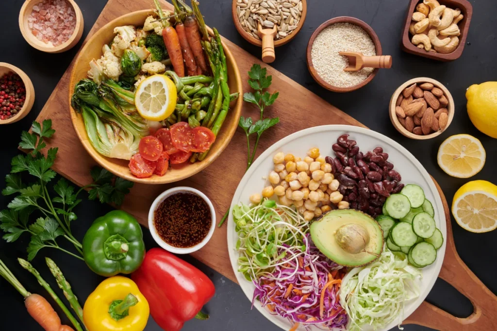 A imagem apresenta diversos alimentos que compõem a dieta vegana.