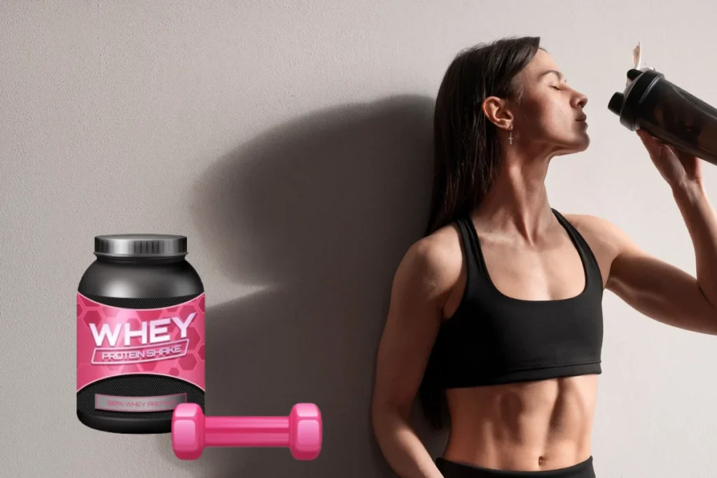 Jovem mulher consumindo um shake de whey protein.