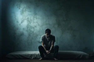 Tanatofobia: homem sentado apresenta sintomas físicos e emocionais de medo da morte, como angústia, tensão e expressão de pânico. (Imagem: Freepik)