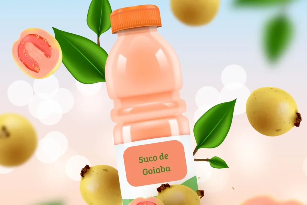 Um delicioso suco de goiaba, com algumas frutas ao redor. 