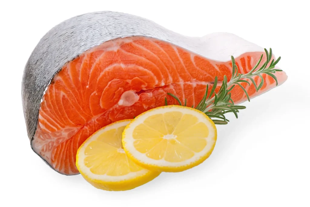 Um fatia de peixe salmão com limões.
