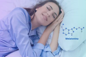 A produção natural de melatonina contribui para que a jovem mulher durma tranquilamente.