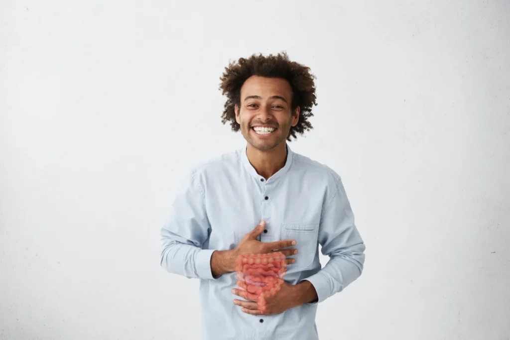 Homem sentindo alívio intestinal.