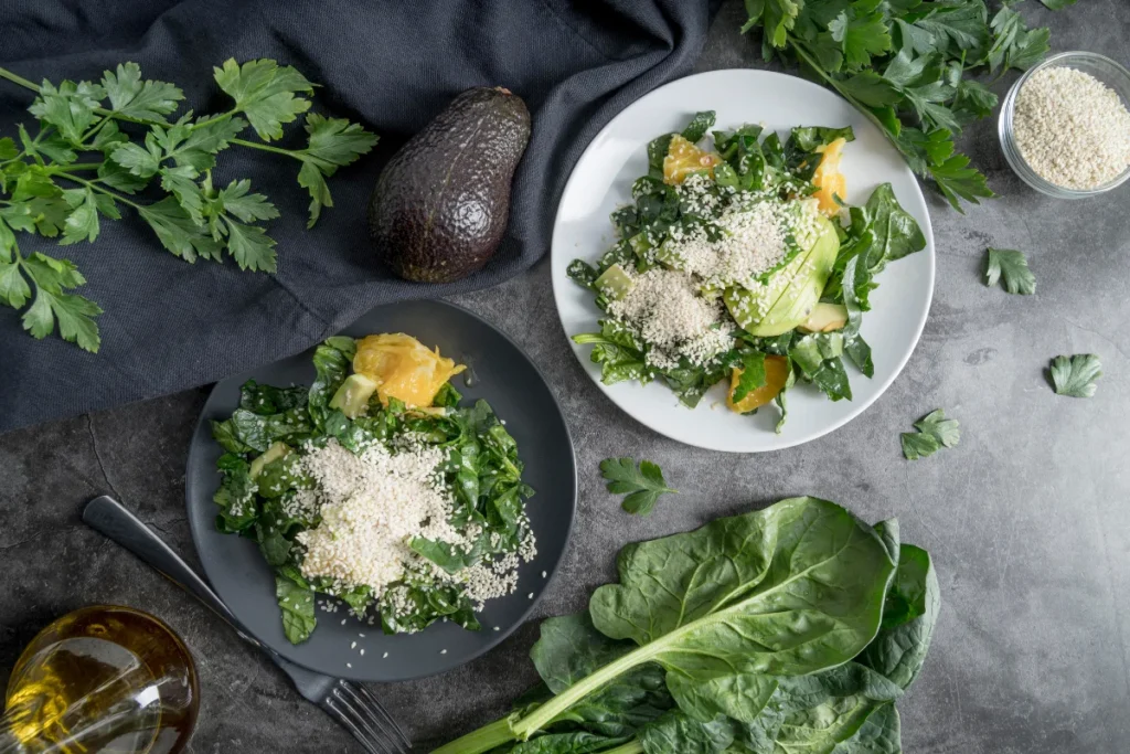 Prato preparado com espinafre e ingredientes variados. 
